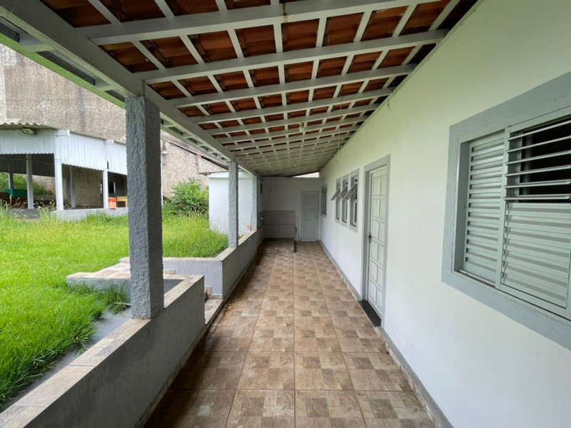 Referência: 153 - CASA COM 3 DORMITORIOS