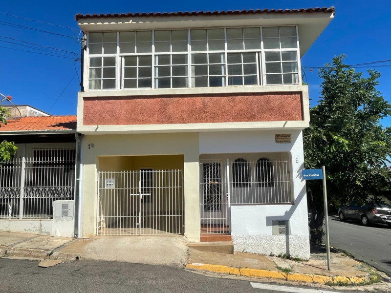 CASA COM 3 DORMITORIOS