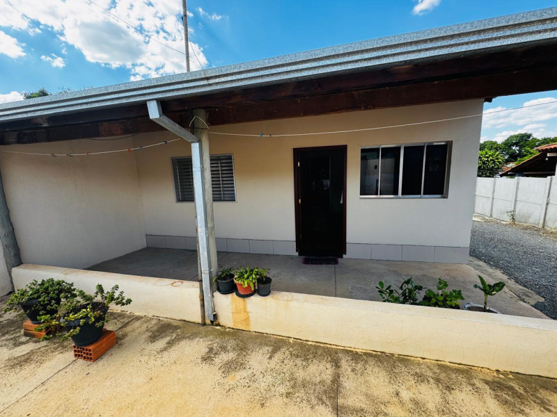 CASA COM 2 DORMITORIOS