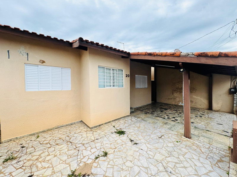 CASA COM 3 DORMITORIOS