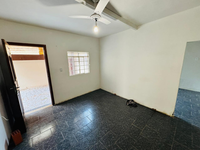 CASA COM 3 DORMITORIOS