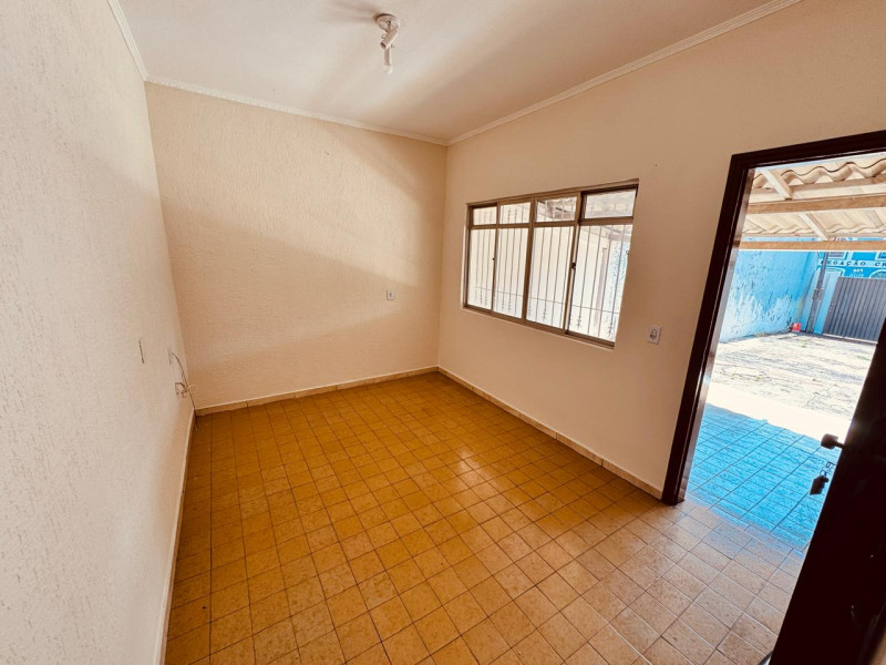 CASA COM 2 DORMITORIOS