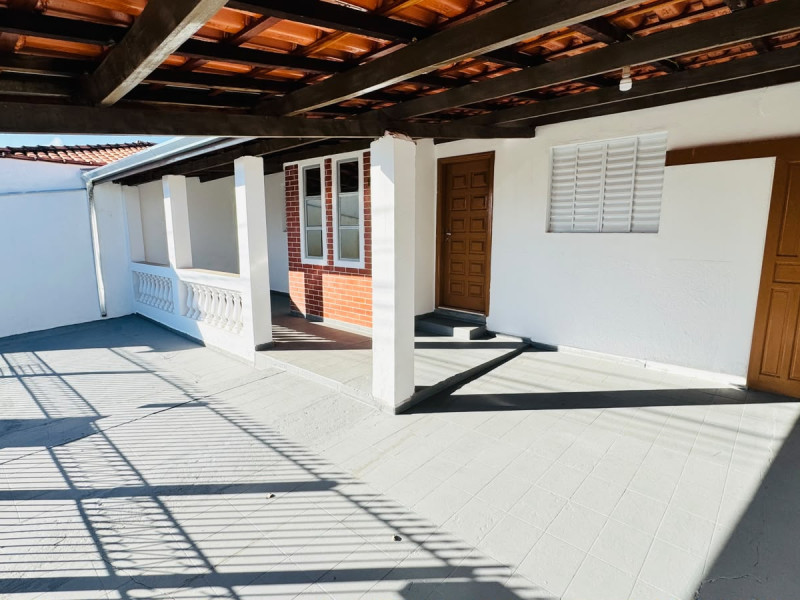CASA COM 4 DORMITORIOS