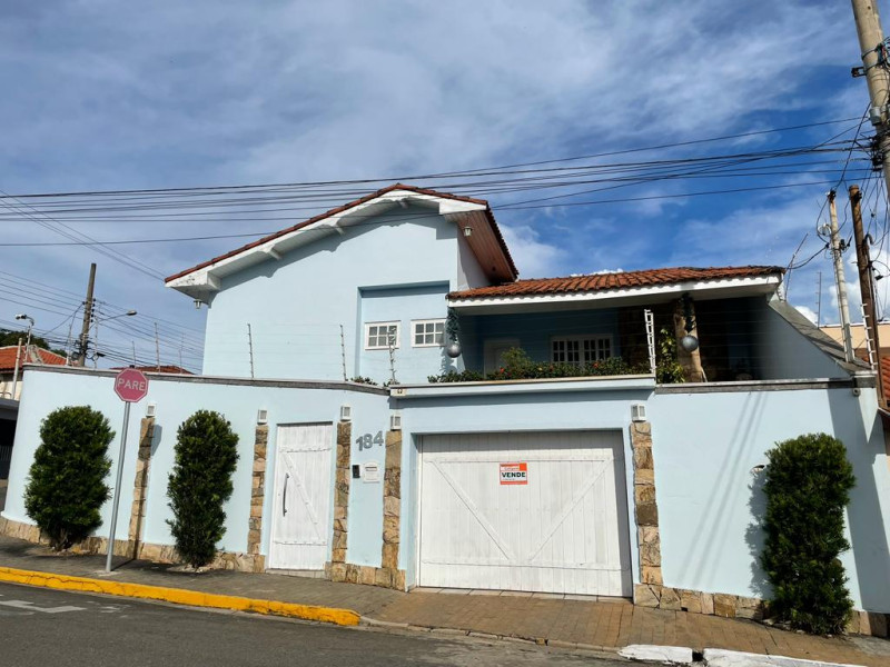 CASA COM 3 DORMITORIOS